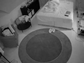 voyeurcam-julmodels-whitebed-1