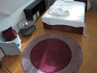 voyeurcam-julmodels-whitebed-1