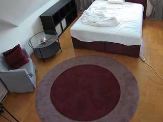 voyeurcam-julmodels-whitebed-1