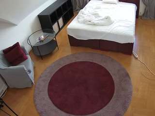 voyeurcam-julmodels-whitebed-1