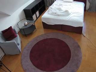 voyeurcam-julmodels-whitebed-1