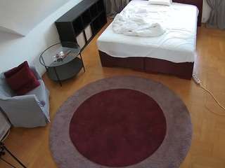 voyeurcam-julmodels-whitebed-1
