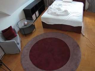 voyeurcam-julmodels-whitebed-1