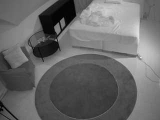voyeurcam-julmodels-whitebed-1
