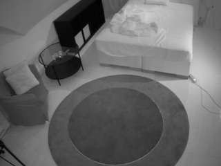 voyeurcam-julmodels-whitebed-1