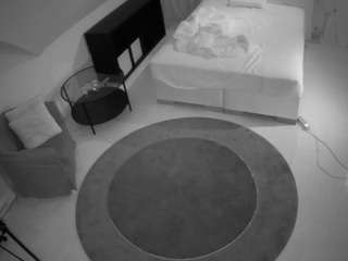 voyeurcam-julmodels-whitebed-1