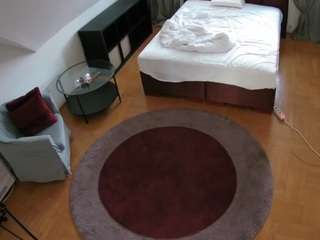 voyeurcam-julmodels-whitebed-1