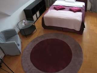 voyeurcam-julmodels-whitebed-1