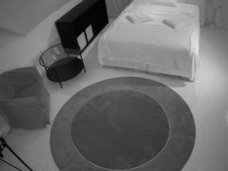 voyeurcam-julmodels-whitebed-1