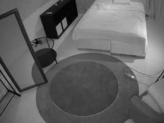 voyeurcam-julmodels-whitebed-1