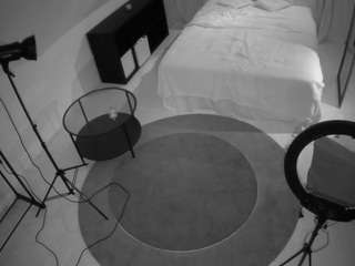 voyeurcam-julmodels-whitebed-1
