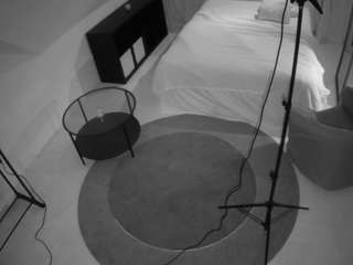 voyeurcam-julmodels-whitebed-1
