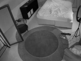 voyeurcam-julmodels-whitebed-1