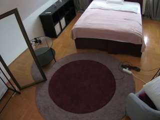 voyeurcam-julmodels-whitebed-1