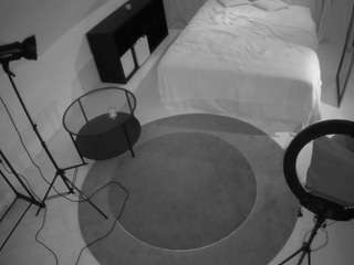 voyeurcam-julmodels-whitebed-1