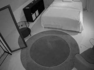 voyeurcam-julmodels-whitebed-1