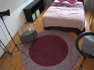 voyeurcam-julmodels-whitebed-1