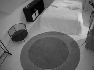 voyeurcam-julmodels-whitebed-1