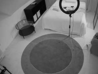 voyeurcam-julmodels-whitebed-1