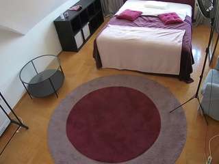 voyeurcam-julmodels-whitebed-1