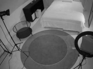 voyeurcam-julmodels-whitebed-1