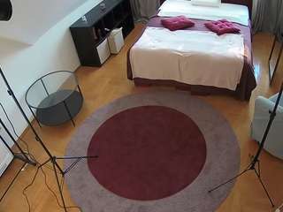 voyeurcam-julmodels-whitebed-1