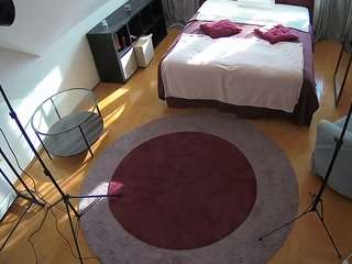 voyeurcam-julmodels-whitebed-1