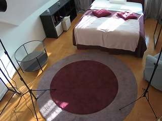 voyeurcam-julmodels-whitebed-1