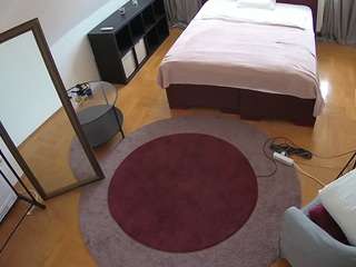 voyeurcam-julmodels-whitebed-1