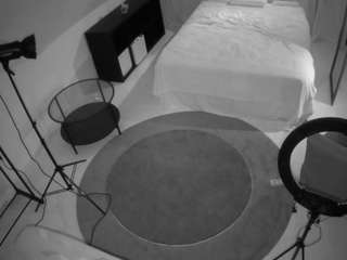 voyeurcam-julmodels-whitebed-1