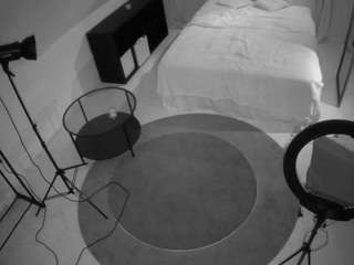 voyeurcam-julmodels-whitebed-1