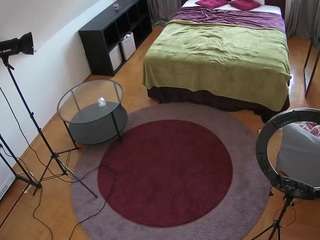 voyeurcam-julmodels-whitebed-1