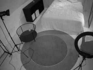 voyeurcam-julmodels-whitebed-1
