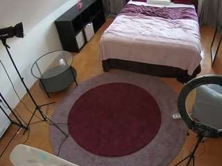 voyeurcam-julmodels-whitebed-1