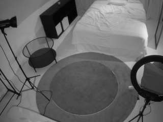voyeurcam-julmodels-whitebed-1