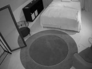 voyeurcam-julmodels-whitebed-1