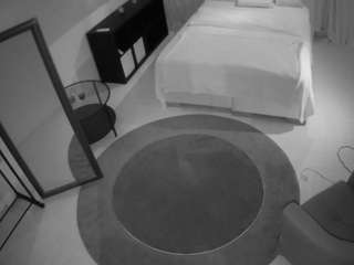 voyeurcam-julmodels-whitebed-1
