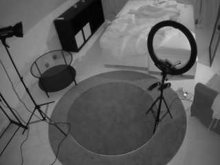 voyeurcam-julmodels-whitebed-1