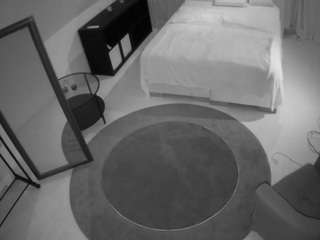 voyeurcam-julmodels-whitebed-1
