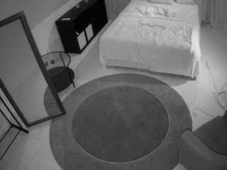 voyeurcam-julmodels-whitebed-1