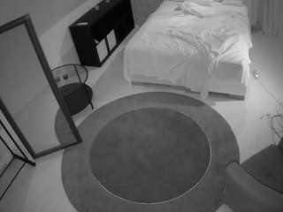 voyeurcam-julmodels-whitebed-1