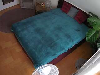 voyeurcam-julmodels-whitebed-2 CamXperience