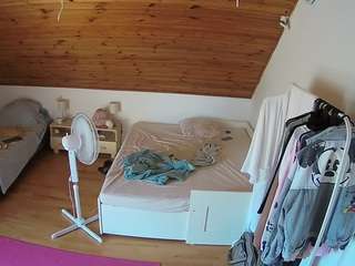 camsoda voyeurcam-julmodels-whitebed-2