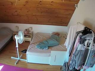 camsoda voyeurcam-julmodels-whitebed-2