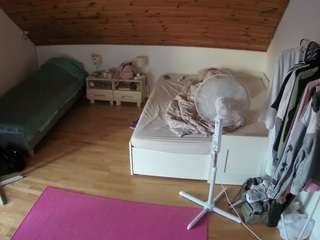 voyeurcam-julmodels-whitebed-2 live cam