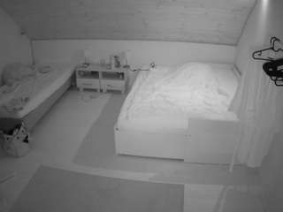 voyeurcam-julmodels-whitebed-2 Model Webcam camsoda