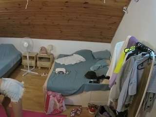 Live Webcam Models voyeurcam-julmodels-whitebed-2 camsoda