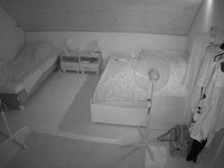 Free Cam Models camsoda voyeurcam-julmodels-whitebed-2