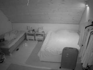 Yoyeur House camsoda voyeurcam-julmodels-whitebed-2