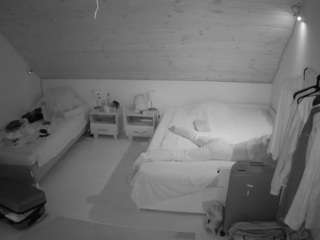 Voyeur House Vid camsoda voyeurcam-julmodels-whitebed-2